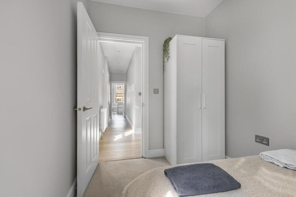 Brilliant 2 Bed - Spacious, & Well-connected Apartament Londra