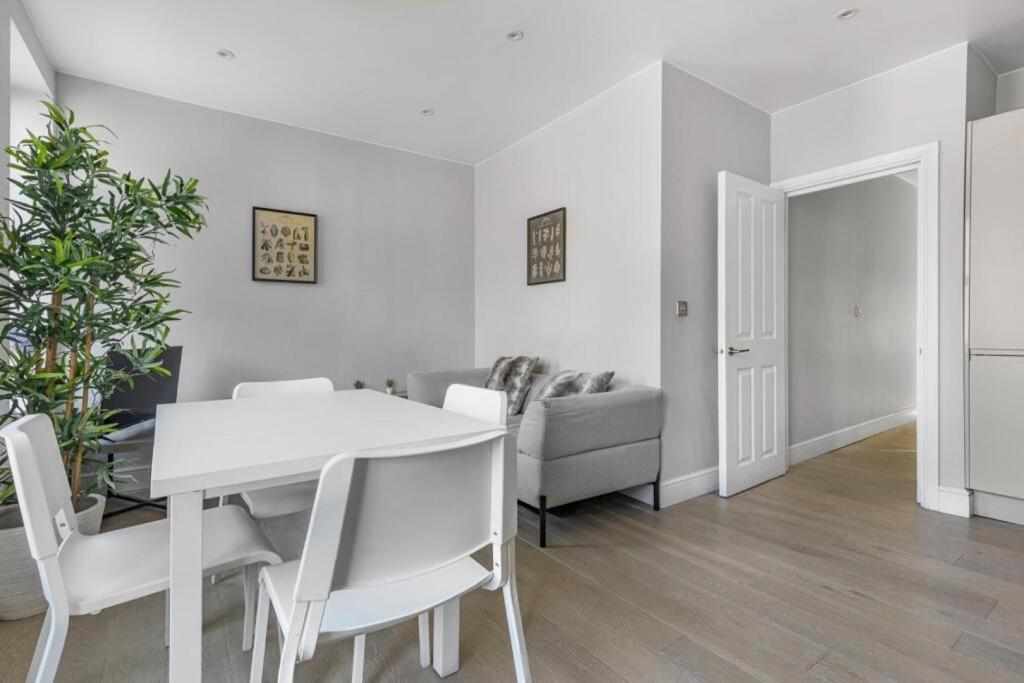 Brilliant 2 Bed - Spacious, & Well-connected * Londra