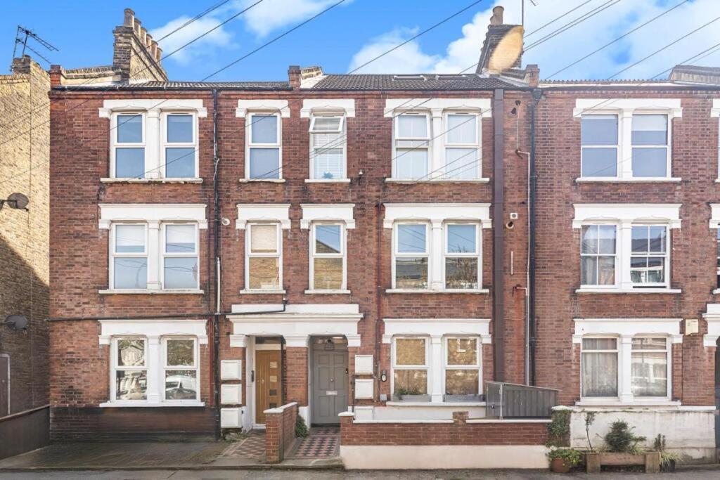 Brilliant 2 Bed - Spacious, & Well-connected Apartament Londra